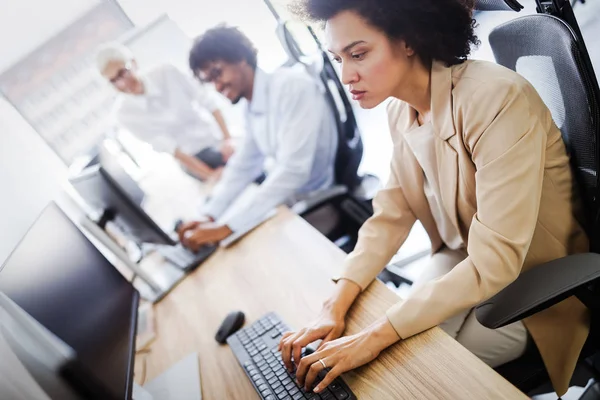 Grupo Gente Feliz Acertada Del Negocio Trabajo Oficina — Foto de Stock