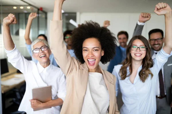 Gente Negocios Feliz Trabajando Lluvia Ideas Oficina — Foto de Stock