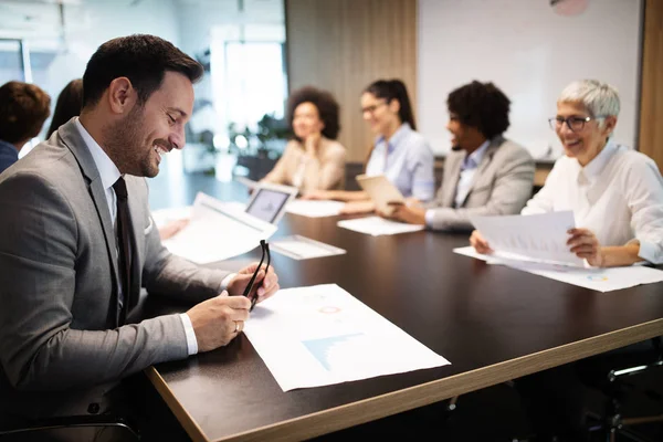 Geschäftspartner Bei Besprechungen Konferenzraum Modernen Büro — Stockfoto