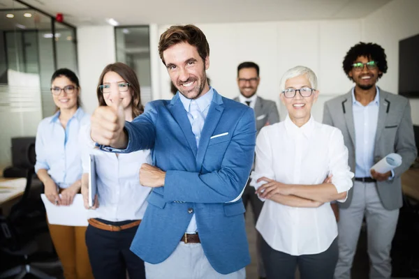 Empreendedores Empresários Bem Sucedidos Alcançam Metas — Fotografia de Stock