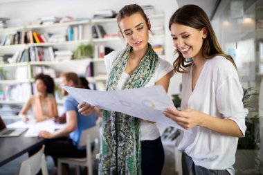 Modern ofiste iş projesi üzerinde çalışan yaratıcı iş adamları