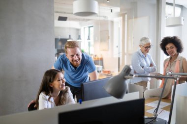 Neşeli iş arkadaşları, şirket toplantısı sırasında ofiste işadamları