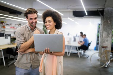 Bir yazılım geliştirme şirketinde çalışan programcılar