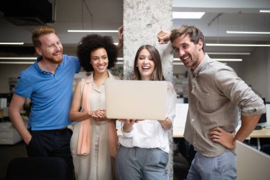 Bir yazılım geliştirme şirketinde çalışan programcılar