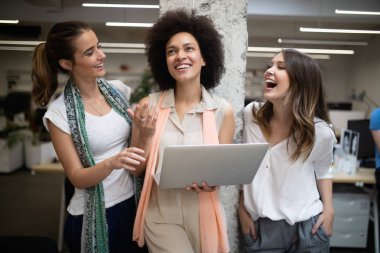 Modern bilişim şirketinde işbirliği yapan programcılar uygulama geliştiriyor