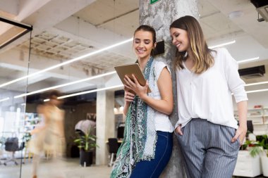 Ofiste tabletle çalışan genç siyahi kadın.