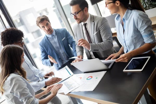 Kelompok Yang Sukses Orang Bisnis Bahagia Bekerja Kantor — Stok Foto