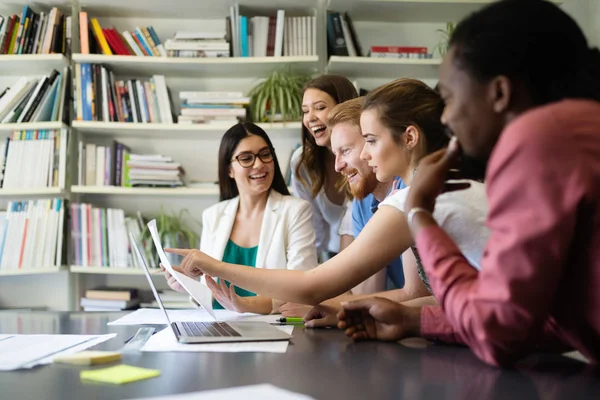 Forretningsfolk Godt Samarbeid Embetet Samarbeid Vellykket Gjennomføring Strategikonseptet Arbeidsplassen – stockfoto