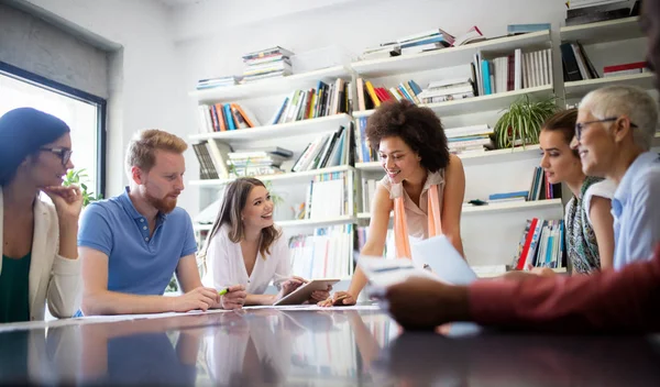 Conferenza Imprenditori Uomini Affari Nella Moderna Sala Riunioni — Foto Stock