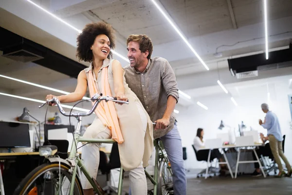 Pessoas Negócios Alegres Estão Divertindo Escritório Moderno Conceito Equipa Feliz — Fotografia de Stock