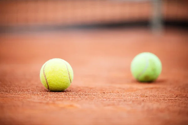 Közelről Teniszlabda Salakos Pályán Teniszlabdák — Stock Fotó