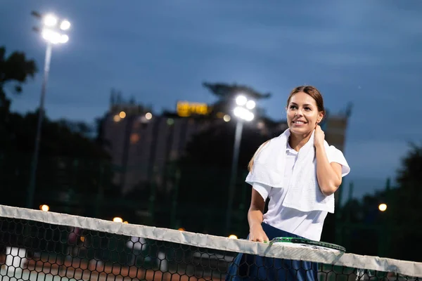 Ajuste Jugador Tenis Mujer Con Lesiones Una Cancha Barro —  Fotos de Stock