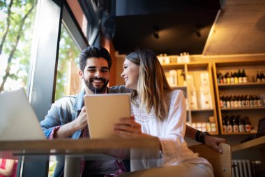 Cafe 'de Laptop bakarak mutlu çift eğlenmek