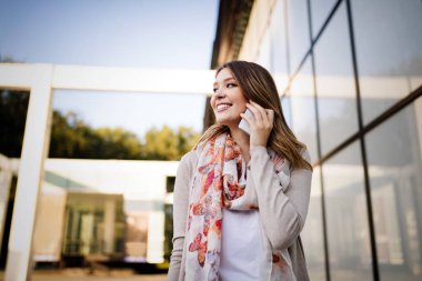 Güzel esmer kadın iş için mobil kullanarak, serbest, bloglama, eğitim, alışveriş