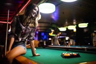 Genç güzel seksi kız bilardo oynuyor. Keyifli eğlence, dinlenme, eğlence.