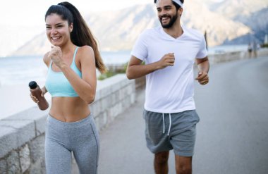 Genç mutlu açık çalışan insanlar çift yerleştirmek