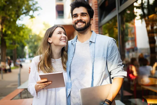 Vrolijk Jong Stel Digitale Tablet Buitenshuis Gebruiken — Stockfoto