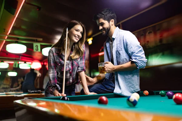 Boldog Szerető Pár Boldog Fiatal Férfi Játszik Snooker Barátnőjével — Stock Fotó