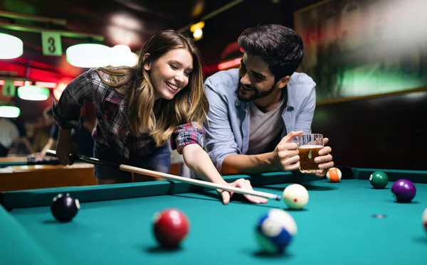 Paar Daten Flirten Biljart Spelen Een Pool Hall — Stockfoto