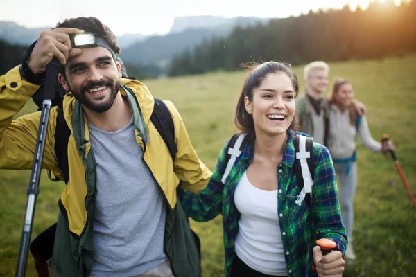 Grupo Caminhantes Com Mochilas Paus Andando Montanha — Fotografia de Stock