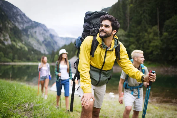 Grupo Jóvenes Amigos Senderismo Campo Personas Felices Multirraciales Que Viajan —  Fotos de Stock