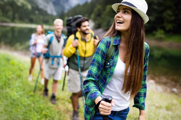 日没時に山の上を歩くハイカーや友人のグループ — ストック写真