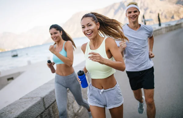 Glada Vänner Fitness Träning Tillsammans Utomhus Leva Aktivt Hälsosamt — Stockfoto