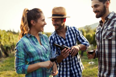 Örnekleme ve şarapları tatma insanlar