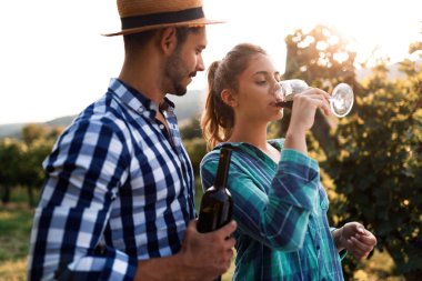 Winemaker mahzeninde çalışma ve şarapları tatma aşık Çift