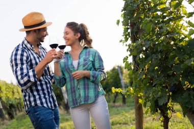 Winemaker mahzeninde çalışma ve şarapları tatma aşık Çift