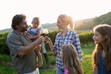 Winemaker ailenin bir arada bağ içinde