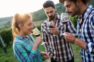 Örnekleme ve şarapları tatma insanlar