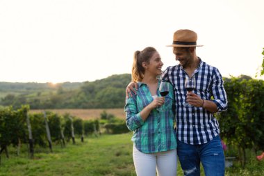 Winemaker mahzeninde çalışma ve şarapları tatma aşık Çift
