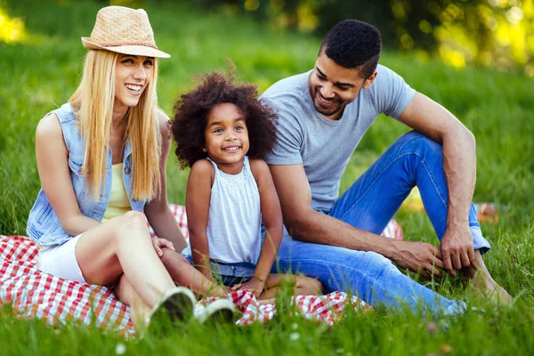 Família Feliz Divertindo Juntos Piquenique — Fotografia de Stock