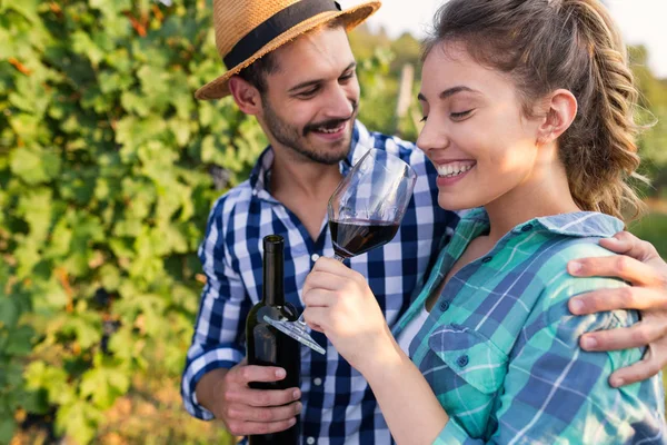 Pár Lásce Pracující Vinice Vinař Ochutnávka Vína — Stock fotografie