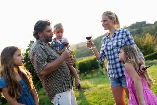 Winemaker ailenin bir arada bağ içinde