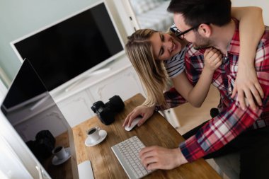 Birlikte onların evden çalışan genç çekici tasarımcılar