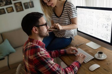 Birlikte onların evden çalışan genç çekici tasarımcılar