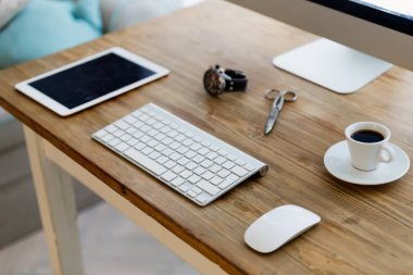 Ahşap Ofis Masası tablet bilgisayar ve diğer aksesuarları ile resmi