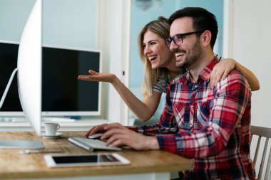 Birlikte onların evden çalışan genç çekici tasarımcılar