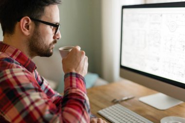 Evde kendi bilgisayarında proje üzerinde genç yakışıklı Tasarımcısı