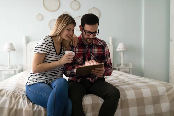 Joven Pareja Atractiva Usando Tableta Digital Dormitorio — Foto de Stock