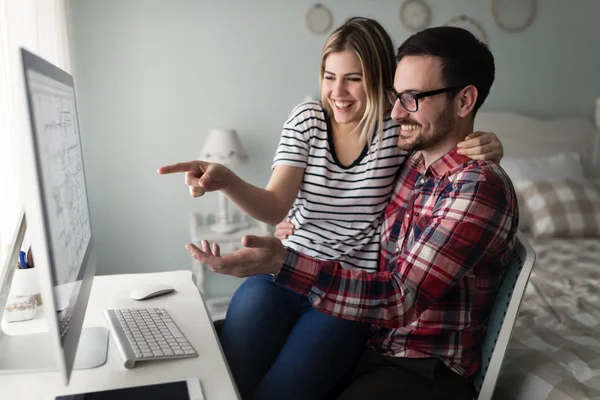 Jovens Designers Atraentes Trabalhando Juntos Partir Sua Casa — Fotografia de Stock