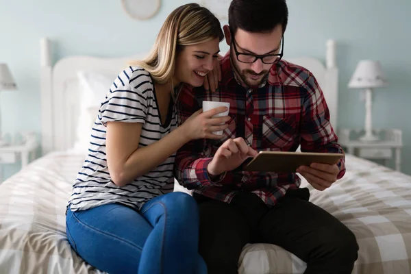 Jong Aantrekkelijk Stel Met Behulp Van Digitale Tablet Slaapkamer — Stockfoto