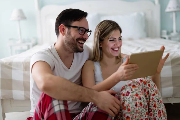 Junges Attraktives Paar Nutzt Digitales Tablet Schlafzimmer — Stockfoto