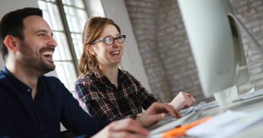 Bilgisayarda çalışan genç attactive tasarımcıları portresi