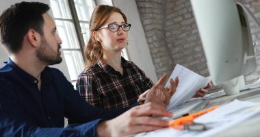 Bilgisayarda çalışan genç attactive tasarımcıları portresi