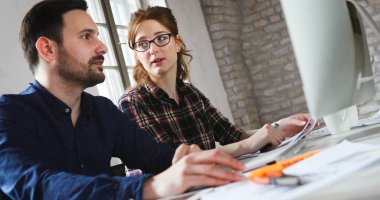 Bilgisayarda çalışan genç attactive tasarımcıları portresi