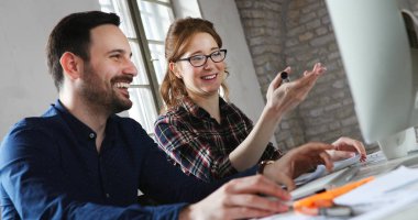 Bilgisayarda çalışan genç attactive tasarımcıları portresi