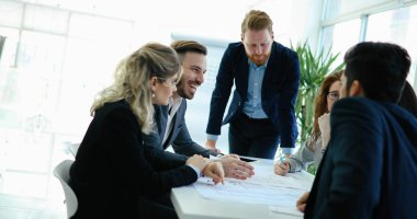 Grup genç Mimarlar proje üzerinde birlikte çalışma